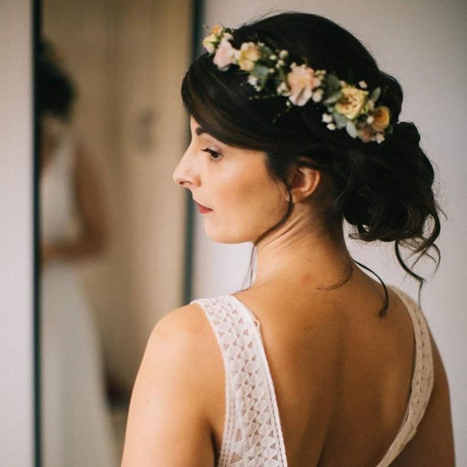 Chignon de mariée orné de fleurs fraîches