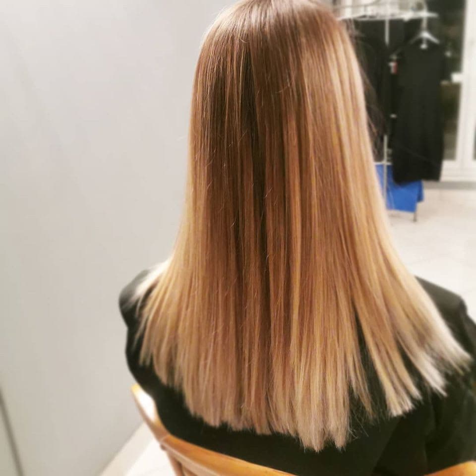 Brushing lissant sur cheveux blonds longs