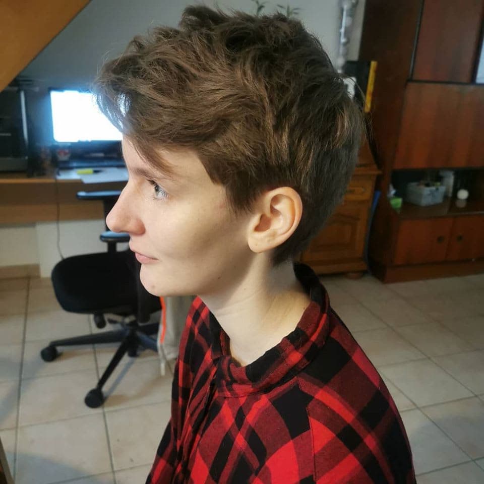 Coupe courte dégradée réalisée au salon