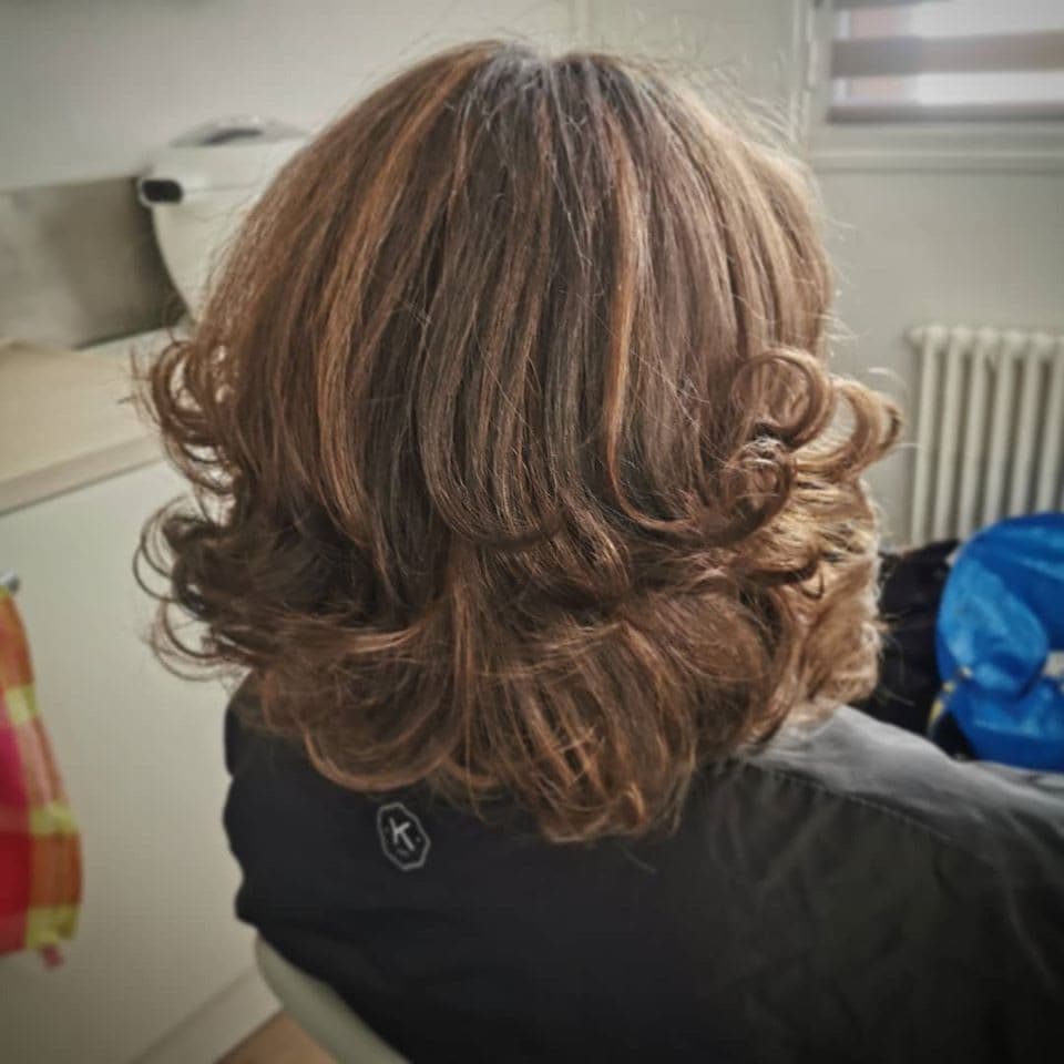 Brushing bouclé sur cheveux courts